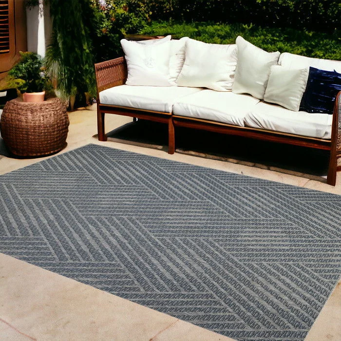 8' X 10' Geometric Stain Resistant Indoor / Outdoor Area Rug - Gray / Blue